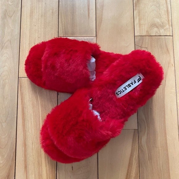 BNWT Sz 9 Red Fabletics Slippers w/ Satin Case - Picture 1 of 6